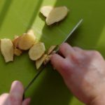 Canard braisé au poivre de Sichuan - Couper le gingembre en tranches de 1 mm d’épaisseur.