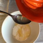 Paste nuove - Mélanger à l’aide d’une cuillère à soupe le sucre glace et le jus de citron.