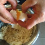 Paste nuove - Ajouter un œuf dès que le mélange est homogène puis mélanger.