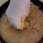 Jus de gingembre - Mettre dans un saladier la matière fibreuse pressée avec 1 litre d’eau.