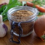 Bouillon de légumes en poudre maison - Verser la poudre obtenue dans les bocaux stérilisés.