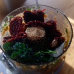 Bouillon de légumes en poudre maison - Mixer ensuite les champignons séchés, les tomates séchées, la levure de bière, la sauce soja, les épices et les aromates.