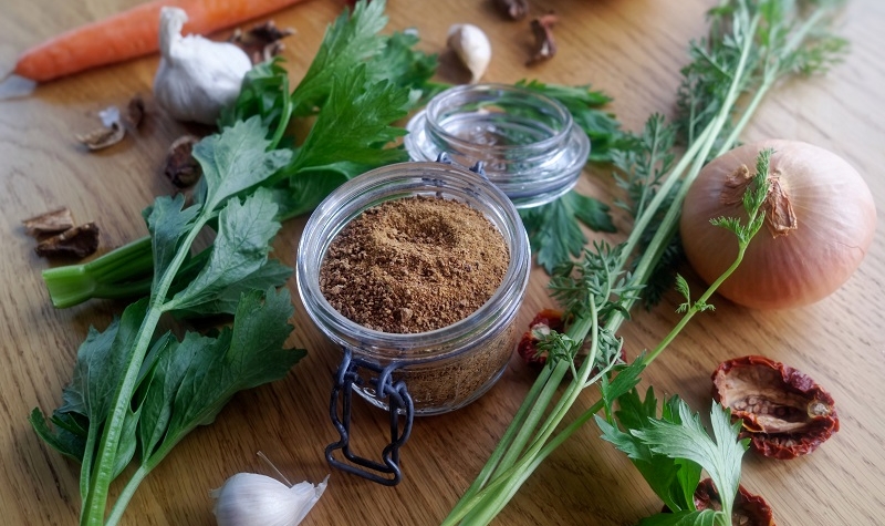 Bouillon de légumes en poudre maison - Voici un bouillon de légumes qui ravira ceux qui n’aiment pas trop les bouillons industriels.