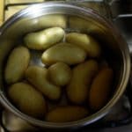 Salade de poulpe de roche - Faire cuire des pommes de terre à l'eau froide salée (cuisson à l’anglaise).