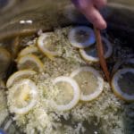 Boisson aux fleurs de sureau - Ajouter dans l’ordre, l’eau, le sel, le jus de citron, les fleurs et les tranches des citrons, puis mélanger.