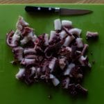 Salade de poulpe de roche - Sur une planche à découper, détailler le poulpe en tronçons.