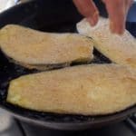 Escalopes d'aubergines panées - Faire cuire les escalopes pendant environ 2 minutes de chaque côté.