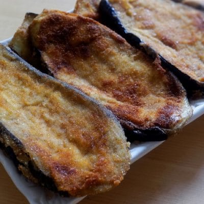 Escalopes d'aubergines panées - Cette recette, composée de peu d’ingrédients, met bien en valeur le goût de l’aubergine. C’est un délice !