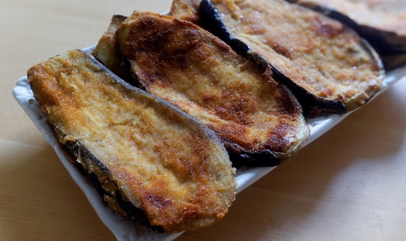 Escalopes d'aubergines panées - Cette recette, composée de peu d’ingrédients, met bien en valeur le goût de l’aubergine. C’est un délice !