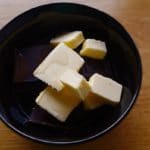 Fondant au chocolat et courgettes - Faire fondre le chocolat, le beurre et l’eau dans un bol au micro-ondes.