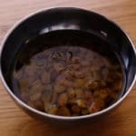 Cailles au pineau de Charentes - Dans un bol, laisser gonfler les raisins secs avec le Pineau de Charentes.