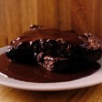 Fondant au chocolat et courgettes - Napper le fondant de sauce au chocolat.