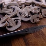 Cailles au pineau de Charentes - Emincer les champignons de Paris.