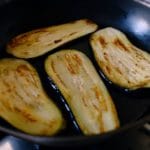 Aubergines à la sicilienne - Faire griller les tranches d’aubergines pendant 2 minutes de chaque côté.