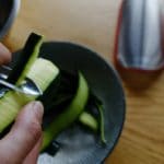 Fondant au chocolat et courgettes - Retirer les extrémités des courgettes puis les peler à l’aide d’un économe.