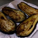 Aubergines à la sicilienne - Quand elles sont grillées, les déposer dans une assiette tapissée de papier absorbant.