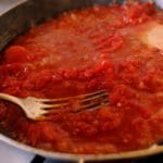 Aubergines à la sicilienne - Écraser les tomates à l’aide d’une fourchette.